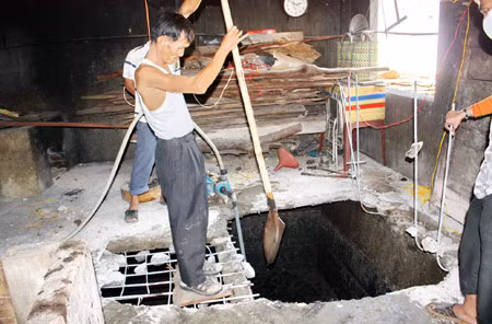 Phá dỡ hầm rút để tìm thi thể nạn nhân.