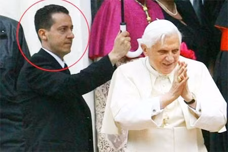 Tổng quản Paolo Gabriele bên cạnh Giáo hoàng Benedict XVI.