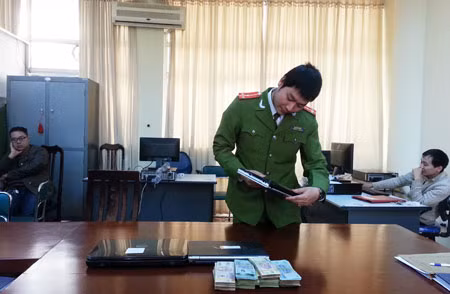 Kiểm tra tang vật.