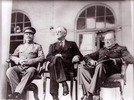 Ba nhà lãnh đạo "Tam cường" tại Hội nghị Tehran 1943 (từ trái sang): Lãnh tụ Liên Xô Josef Stalin, Tổng thống Mỹ Frankllin D. Rooservelt và Thủ tướng Anh Winston Churchill.