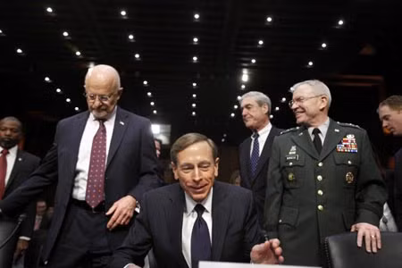 Cựu giám đốc CIA David Petraeus (ngồi), James Clapper (bên trái), Robert Mueller (đứng giữa) và Ronald Burgess (đứng bên phải) tại Quốc hội Mỹ, tháng 1/2012.