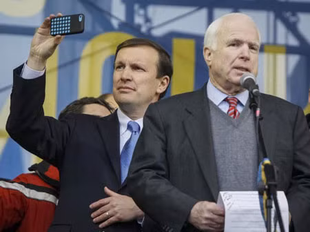 Hai thượng nghị sĩ Mỹ Chris Murphy và John McCain (phải) đến Kiev tiếp xúc và thảo luận với Klitschko.