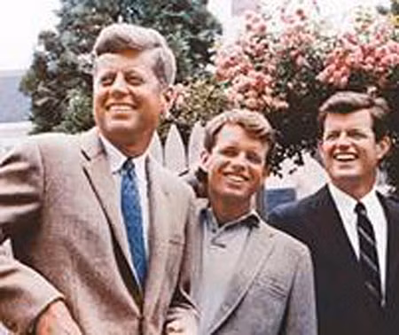 Từ trái qua: John Fitzgerald Kennedy, Robert F. Kennedy và Edward F. Kennedy - cả 3 đã chết bởi Lời nguyền dòng họ Kennedy?