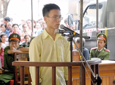 Bị cáo Phan Minh Tuấn trước tòa.