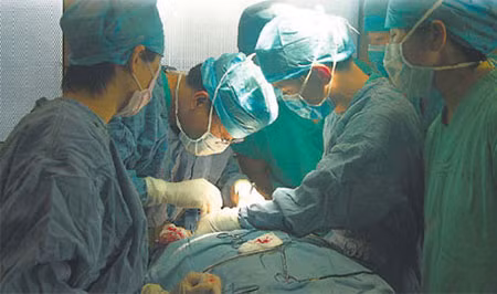 Mổ tạo hình bộ phận sinh dục trong một ca phẫu thuật chuyển giới tại Thái Lan.