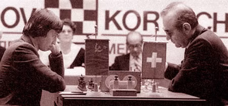 Nhân vật bí ẩn vẫn ngồi chếch sau kỳ thủ A. Karpov trong trận đấu với V. Korchnoi 3 năm sau.