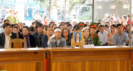 Người nhà chị Trang trước tòa.