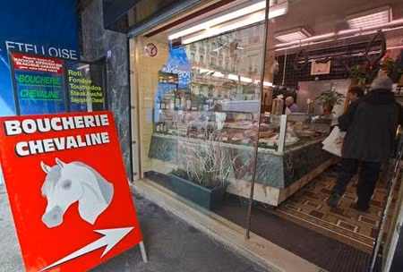 Bên ngoài một cửa hiệu bán thịt ngựa ở Paris, Pháp.