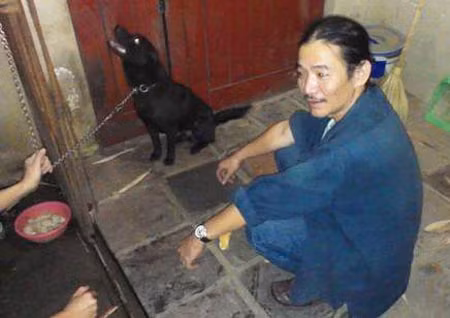 Họa sĩ Lê Đình Nguyên với con chó lài có cái tên A Lừ.