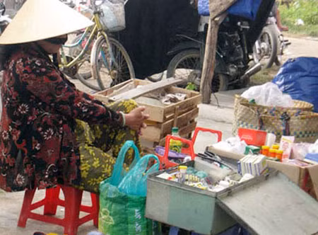 Ở các chợ nông thôn, thuốc tây bán nhiều như bánh kẹo.
