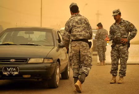 Binh sĩ Iraq sử dụng "máy dò bom ADE" ở một chốt kiểm tra an ninh tại Abu T'Shir, Iraq, năm 2008.