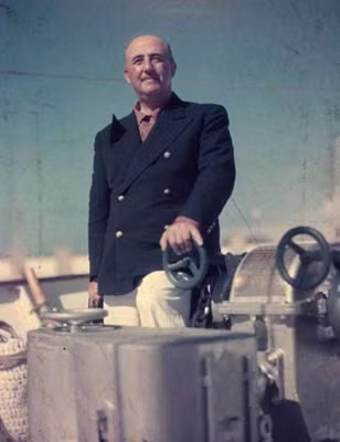 Tướng Franco (ảnh chụp năm 1948 trên một chiếc du thuyền) đã mang Juan Carlos, lúc đó mới 10 tuổi, về lại Tây Ban Nha và sau đó chỉ định làm người kế vị ông ta.
