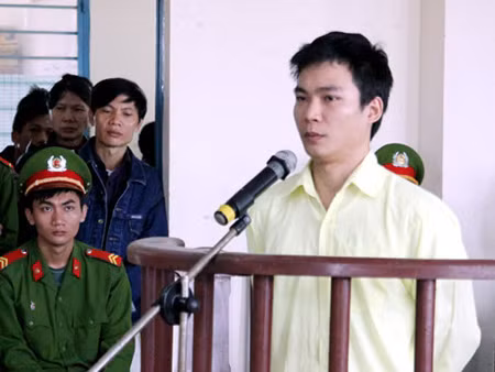 Bị cáo Đỗ Xuân Minh trước vành móng ngựa.