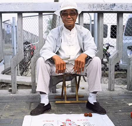 Một thầy bói dạo bên lề đường.