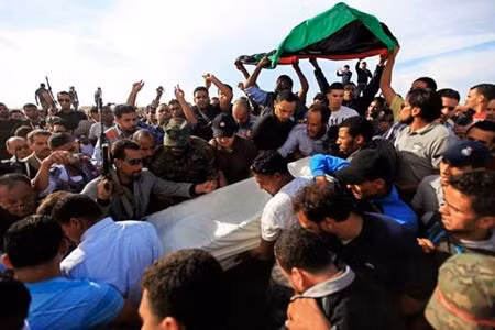 Cảnh sát Libya mang thi hài đại tá Faraj al-Dersi - lãnh đạo lực lượng cảnh sát Benghazi - ra khỏi nhà xác thành phố vào ngày 21/11.