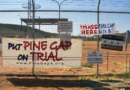 Tấm biển đòi đưa Pine Gap ra xét xử trước công luận.