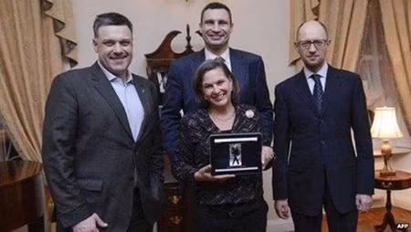 Từ trái sang phải: O. Tyahnybok, V. Klitschko, A. Yatsenyuk và Trợ lý Ngoại trưởng Mỹ Victoria J. Nuland.