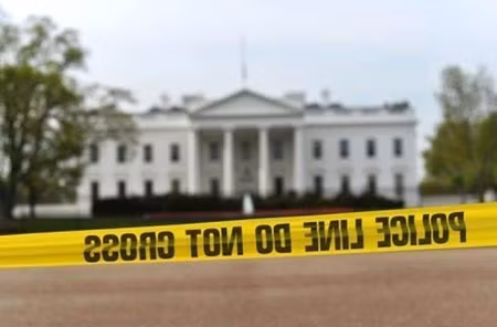 FBI lập rào chắn an ninh tại Nhà Trắng để điều tra hiện trường sau khi phát hiện ra chất độc trong thư gửi Tổng thống Barack Obama.