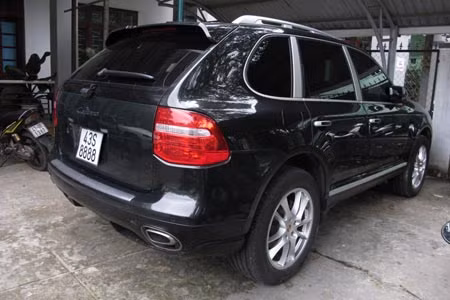 Chiếc xe ôtô Porsche trị giá nhiều tỉ đồng của Nguyễn Văn Vinh.