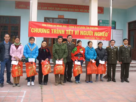 Đại tá Hà Văn Thể, Trưởng Ban Kinh tế - Văn hóa - Xã hội, Báo CAND cùng Đại diện Công ty cổ phần Tân Việt Bắc và Công an tỉnh Quảng Ninh trao quà Tết cho đồng bào nghèo ở xã Tân Dân, huyện Hoành Bồ.