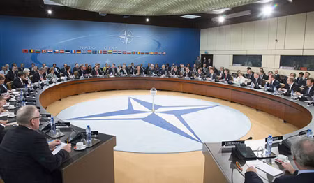 Hội nghị NATO ngày 1 và 2/4 đã ra quyết định tạm ngừng hợp tác với Nga.