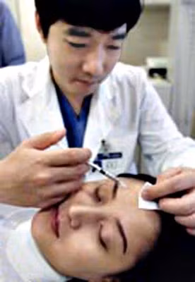 Tiêm Botox tại một thẩm mỹ viện.