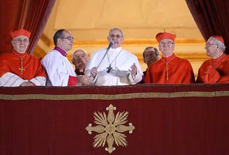 Giáo hoàng Francis I (giữa) ra mắt công chúng.
