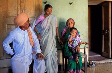 Gia đình nhà Biranje ở Kolhapur. Ông Mahadev Biranje, 68 tuổi, và hai bà vợ cao tuổi. Vợ đầu, Akatai Biranje (phải) và Akati là em gái Kisabai Biranje.