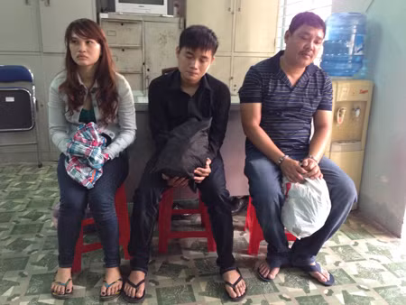 Từ trái qua: Nguyễn Diệu Minh, Nguyễn Tấn Chương, Phùng Đình Tân điều hành trang web www.iphonehot.net.