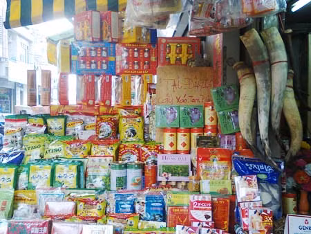 Rao bán cây xáo tam phân ở phố thuốc Đông y Hải Thượng Lãn Ông.
