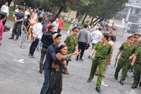 Mẹ của tên Trúc còn đòi xử cả nạn nhân ngay sau khi nghe tòa tuyên án.