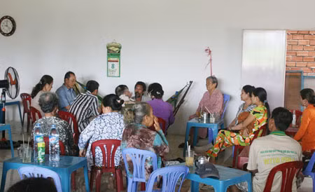 Ông Hùng bị đoàn Thanh tra của Sở Y tế TP Cần Thơ bắt quả tang đang "phóng ngôn" chữa bệnh trái phép cho hàng chục bệnh nhân.