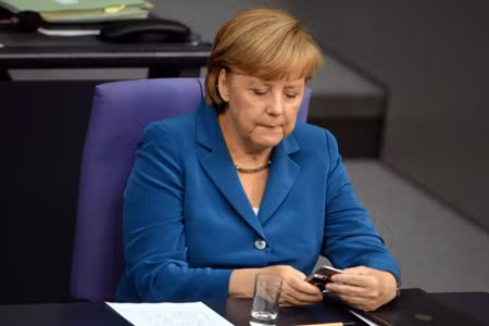 Thủ tướng Đức Angela Merkel rất hay sử dụng smartphone để nhắn tin SMS.