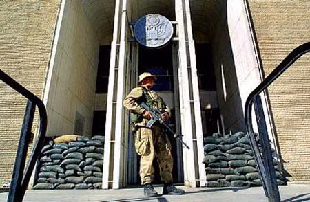 Một lính thủy đánh bộ đứng gác trước tòa đại sứ Mỹ ở Kabul.