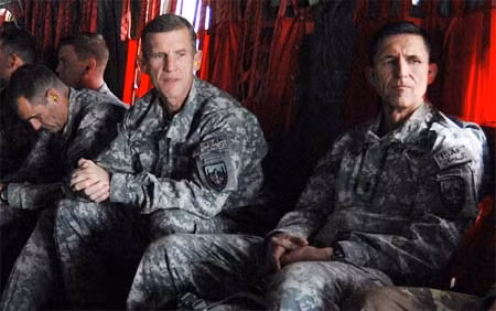 Tướng Michael Flynn (phải) là trung tâm của cuộc chiến về phần mềm phân tích tình báo quân đội Mỹ.