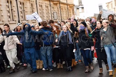 Sinh viên Đại học Cambridge biểu tình chống tăng học phí, ngày 30/11/2010.