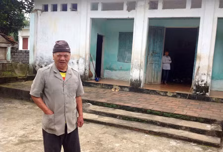 Người cháu rể Đinh Công Hạnh trước ngôi nhà nhỏ đơn sơ mà hoa hậu Đinh Thị Nụ sống đến lúc cuối đời.