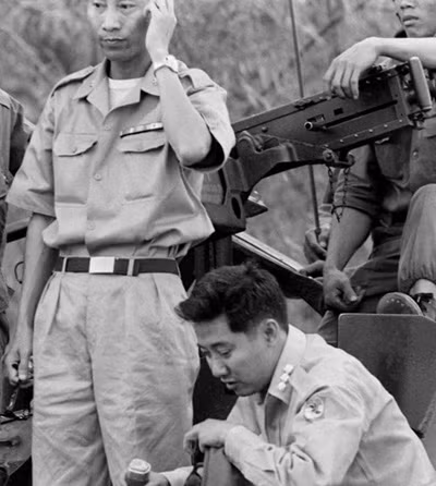 Đại tá Phạm Ngọc Thảo (người ngồi) trong ngày đảo chính 19/2/1965.