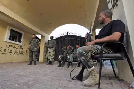Lực lượng an ninh Libya gác tại cổng sứ quán Mỹ ở Benghazi ngày 15/9/2012.