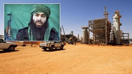 Cơ sở dầu khí bị Mokhtar Belmokhtar, thủ lĩnh một nhóm khủng bố trong vùng sa mạc Sahara (ảnh nhỏ) chiếm và giam giữ 41 con tin người nước ngoài hôm 16/1.