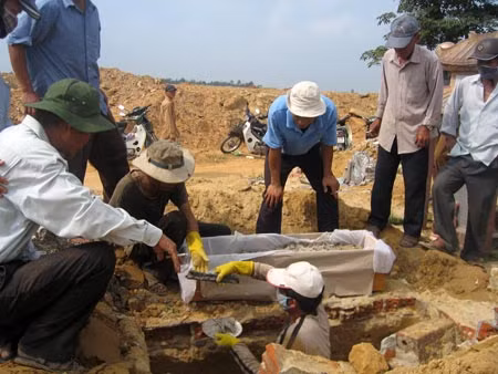 Nhóm ông Nhĩ đang chuyển hài cốt vào hòm.