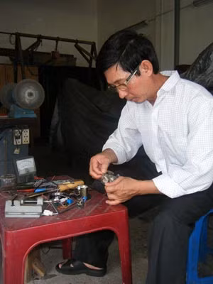 Anh Trí đang lắp ráp một thiết bị báo động.