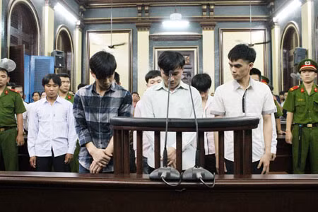 Hồ Duy Trúc (bìa phải) cùng đồng bọn lúc tòa tuyên án.