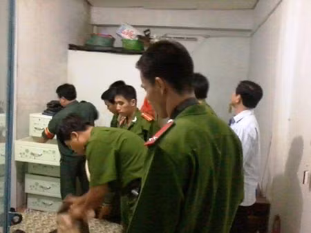 Công an đang khám xét nơi ở của Luyện Danh Tâm.