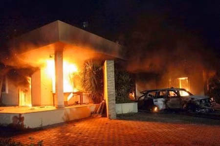 Sứ quán Mỹ bốc cháy ở Benghazi sau những vụ tấn công.