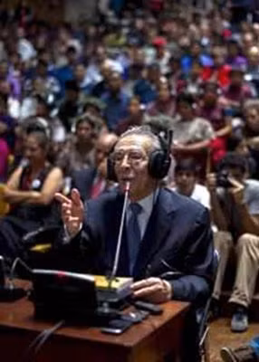 Bị cáo Jose Rios Montt đang trả lời thẩm vấn trước tòa.