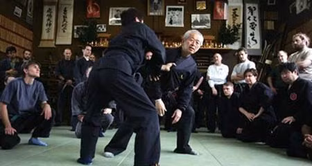 Hatsumi đang truyền dạy nghệ thuật ninjutsu cho võ sinh.