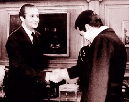 Vua Juan Carlos đón Thủ tướng Adolfo Súrez (bên phải) ngày 25/2/1981 sau khi ông này được phe nổi dậy phóng thích.