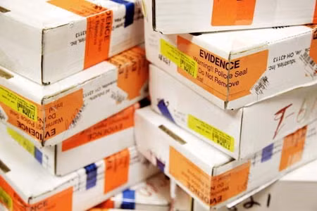 Một bộ "rape kit" dùng để kiểm tra ADN.
