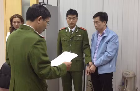 Cơ quan Công an đọc lệnh bắt bị can để tạm giam đối với Nguyễn Thanh Tường.